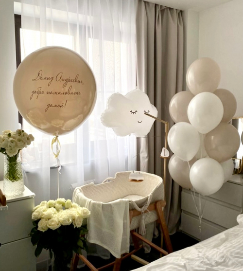 Композиция шаров на выписку из роддома